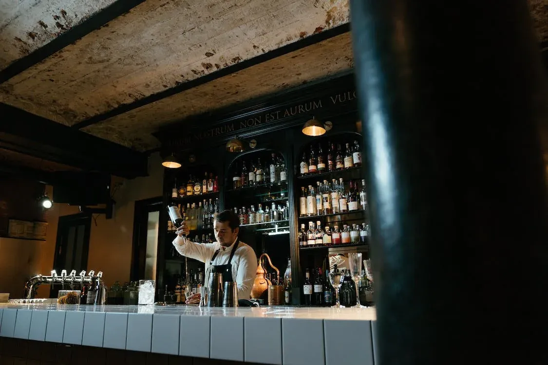 jak otworzyć bar - barman