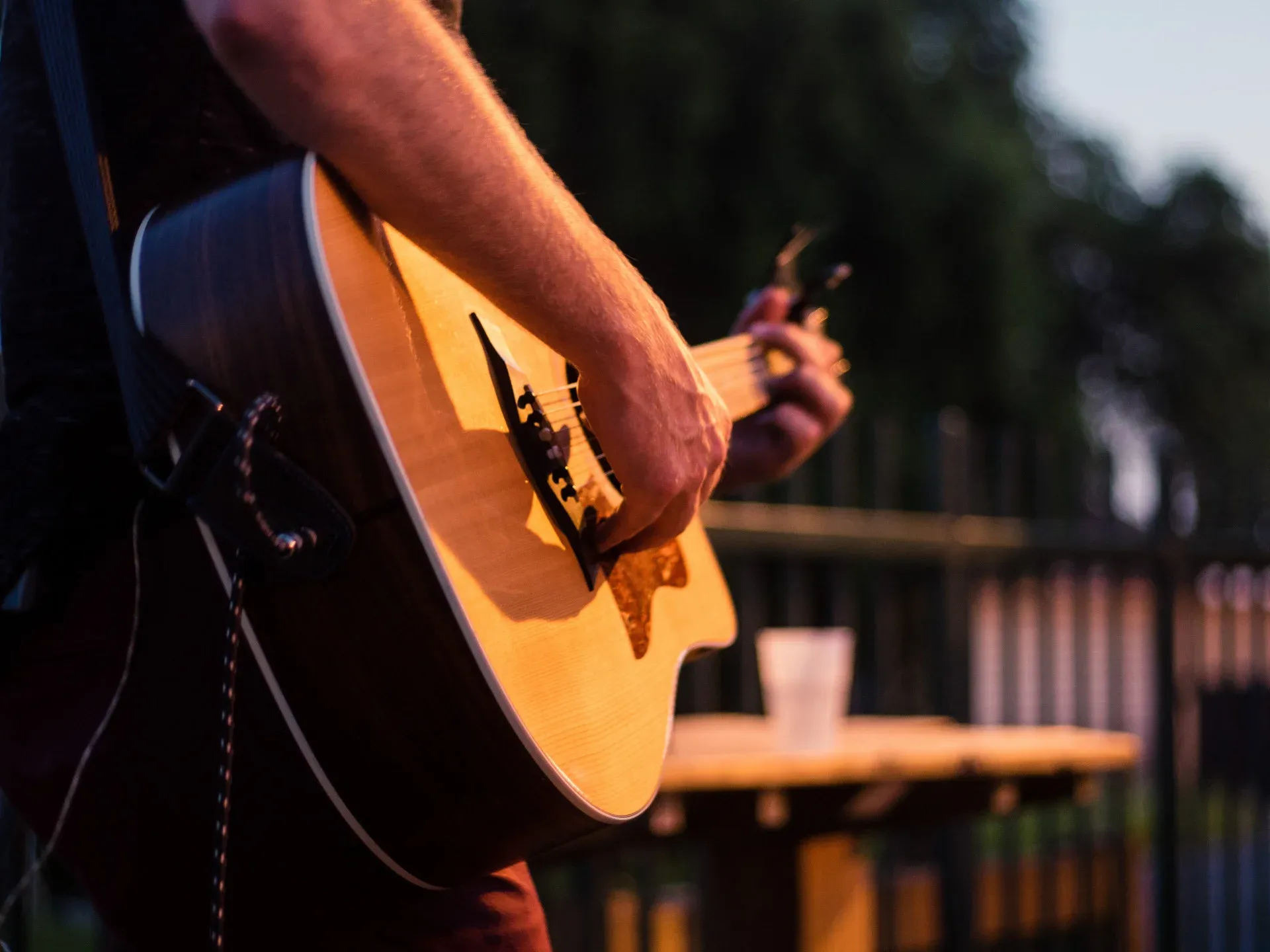 restaurant grand openings ideas: live entertainment example photo
