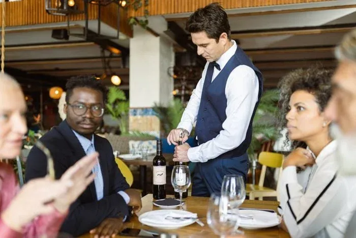 koncesja na alkohol - serwowanie wina w restauracji