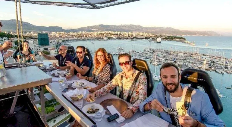 marketing restauracji - kolacja w chmurach