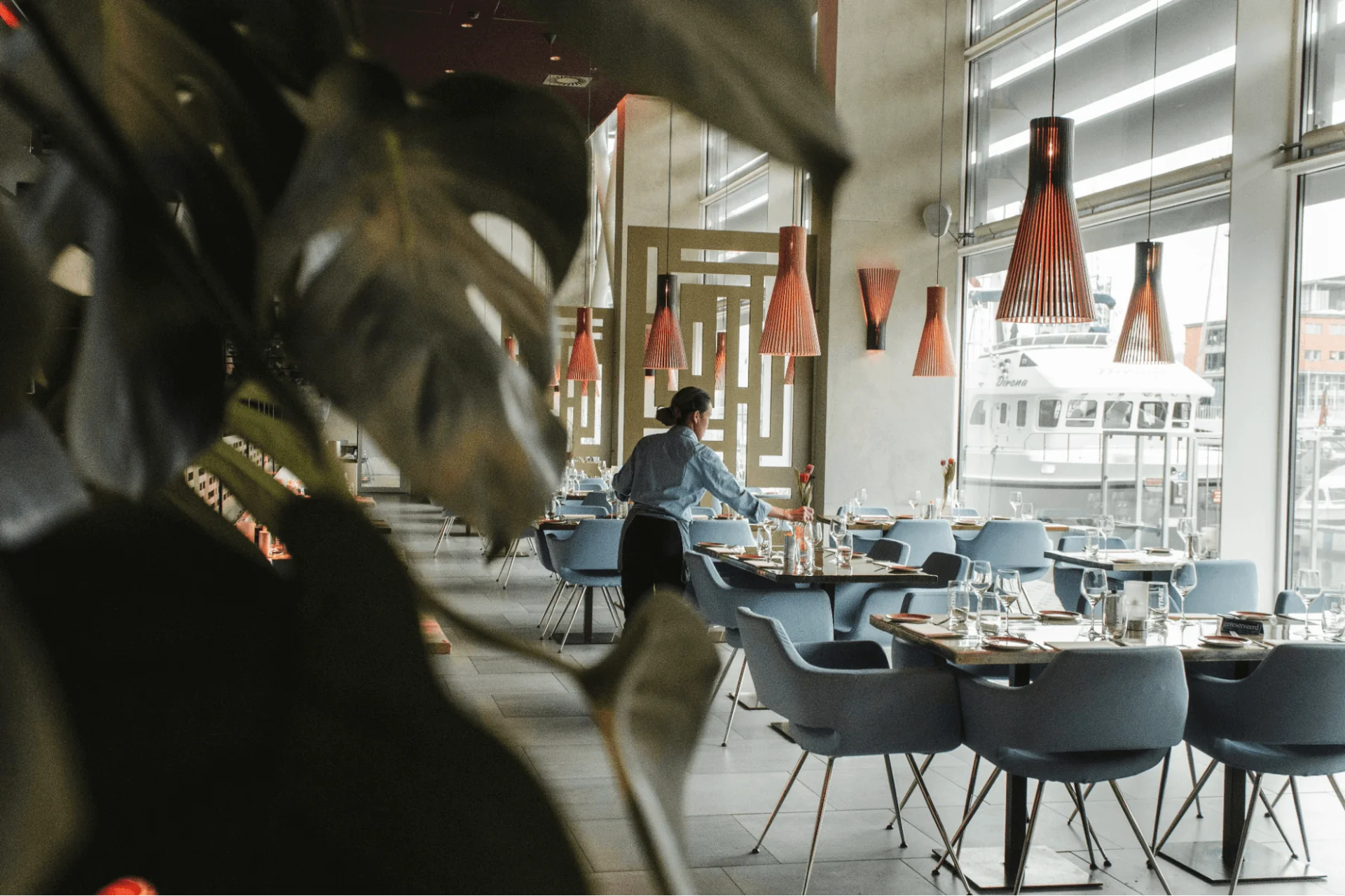 how to bus tables in a restaurant - thoughtful cleaning