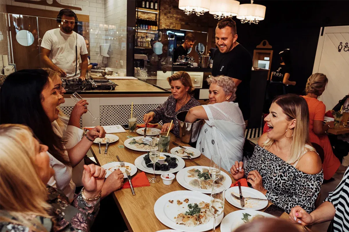stawki vat w gastronomii tabela - jedzenie posilku w restauracji