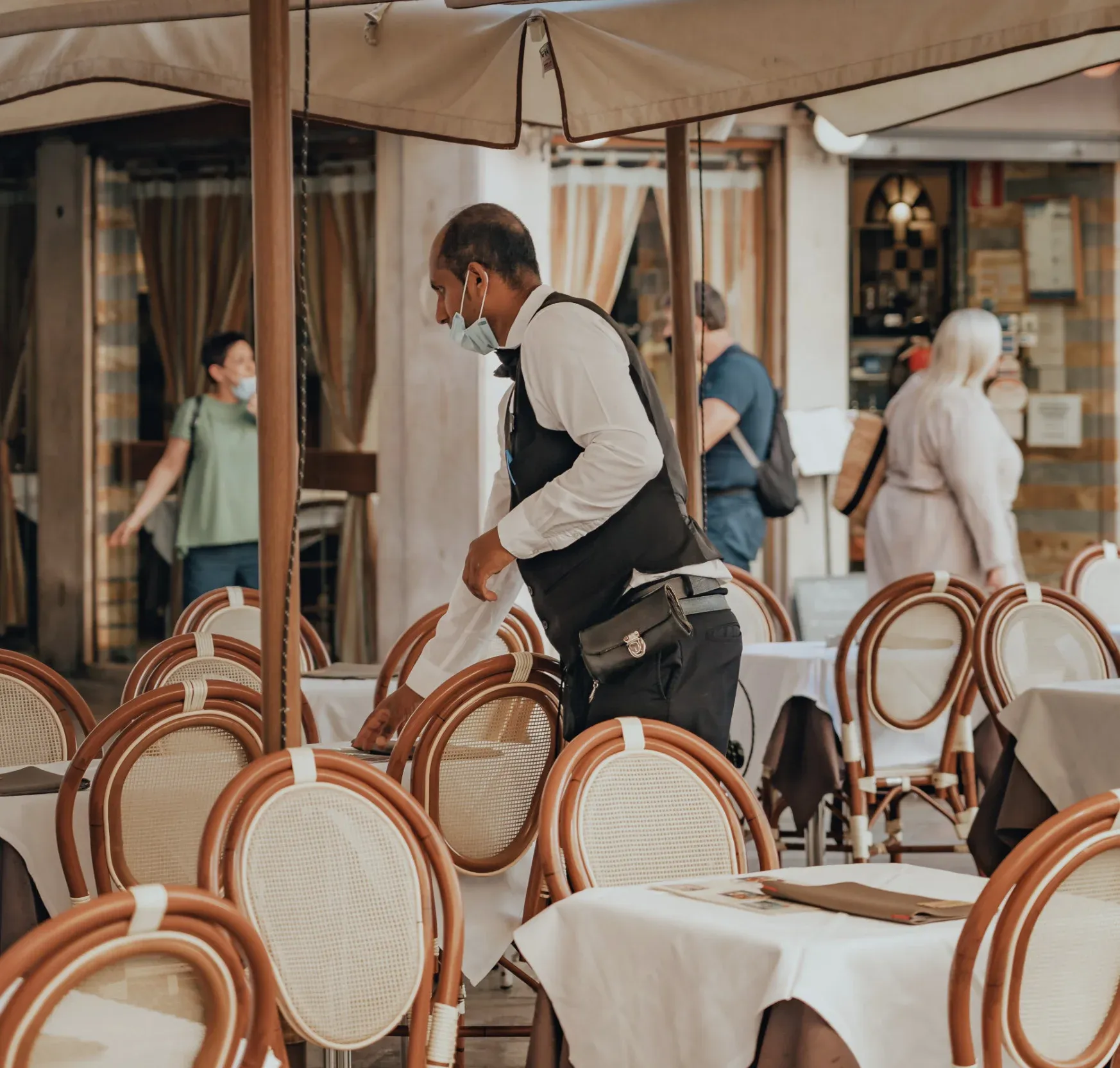 how to bus tables in a restaurant - cleaning timing