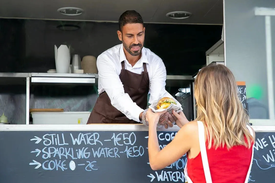 jak otworzyć food truck - pracownik food trucka