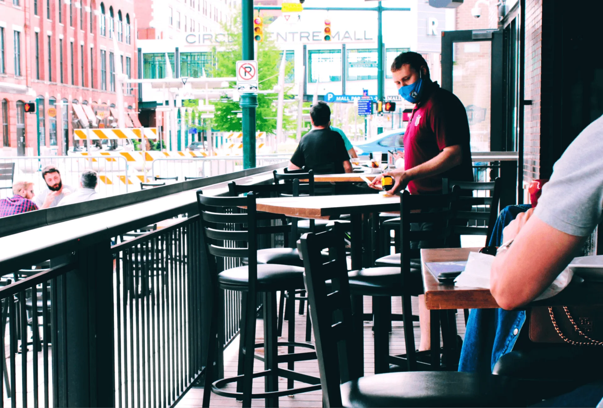 how to bus tables in a restaurant - team effort