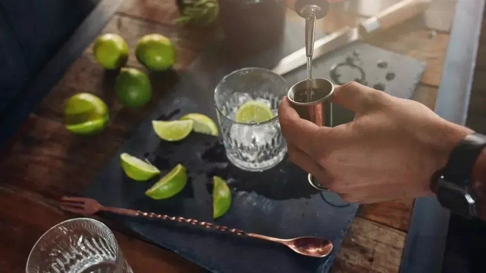 koncesja na alkohol - barman przygotowujacy drinki