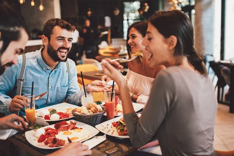 ile zarabia właściciel restauracji - goście w restauracji