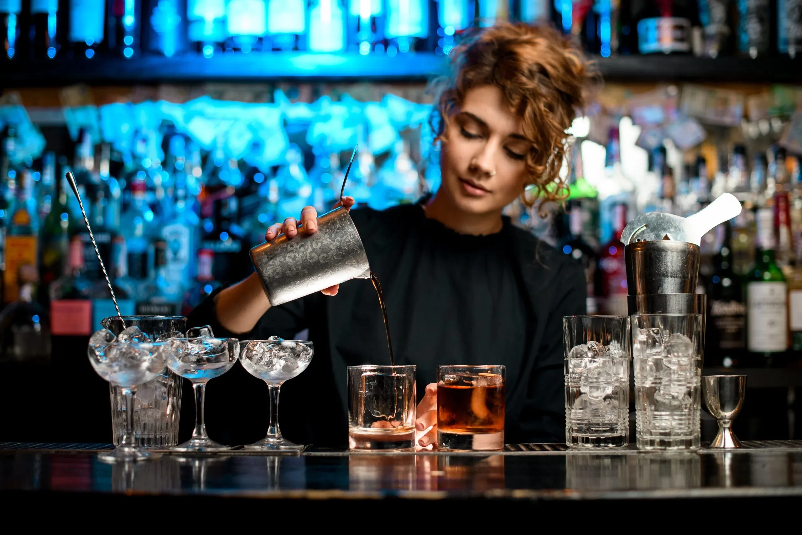 Jak zostać barmanem? Jakie są jego obowiązki i zarobki?