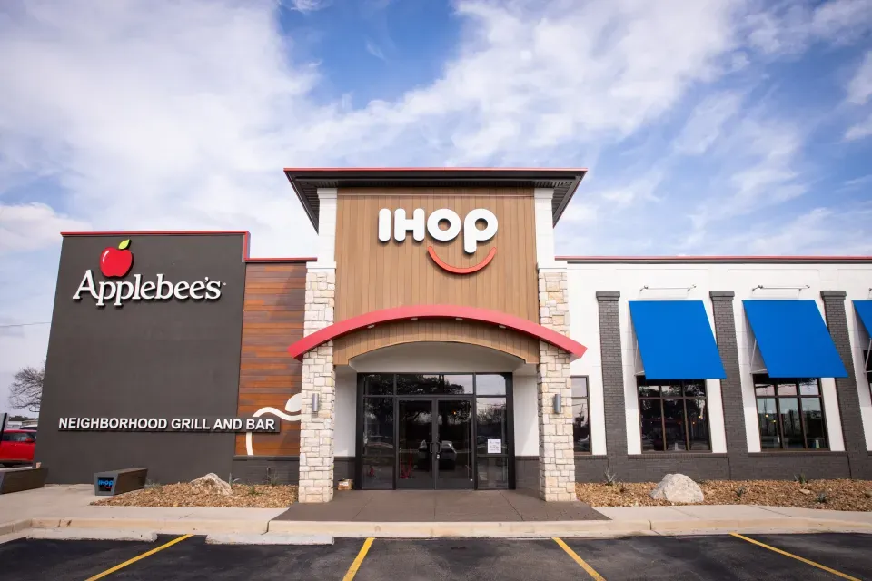 first-dual-branded-applebee-s-973382589.webp