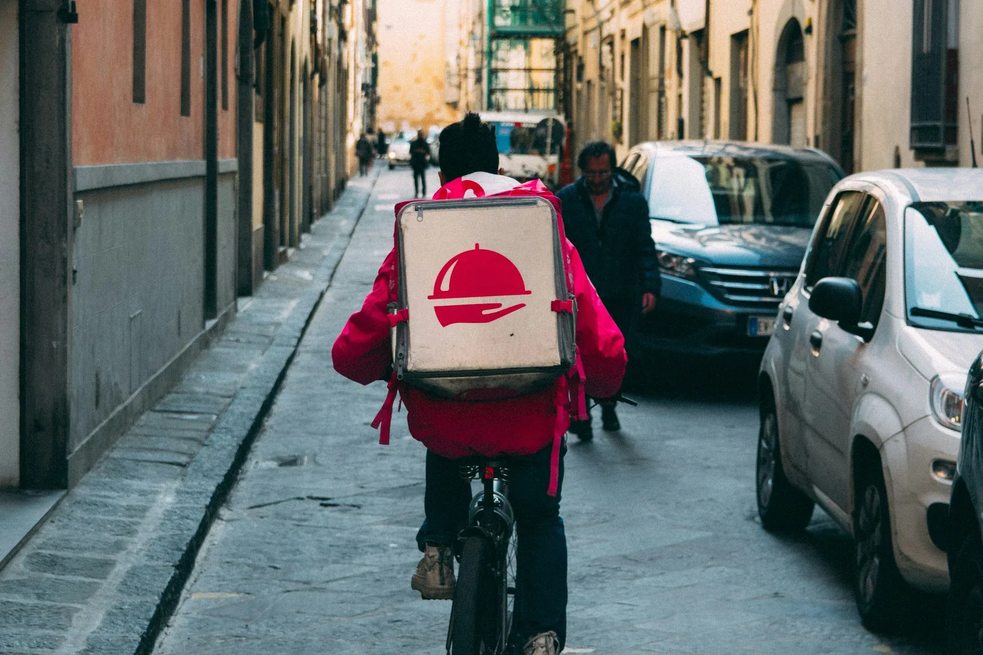 Last Mile Delivery for Restaurants (What It Is & How It Works)