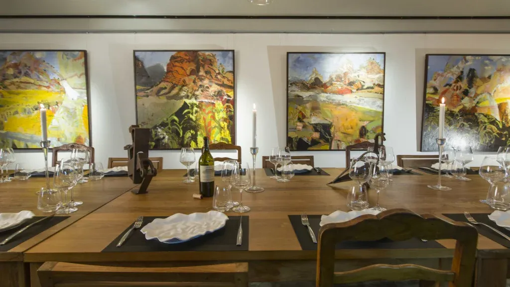 modern-restaurant-design-gallery-art-concept-1024x576.webp