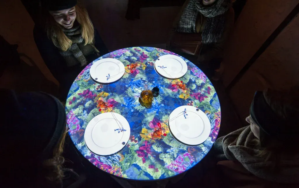modern-restaurant-design-interactive-tables-concept-1024x645.webp