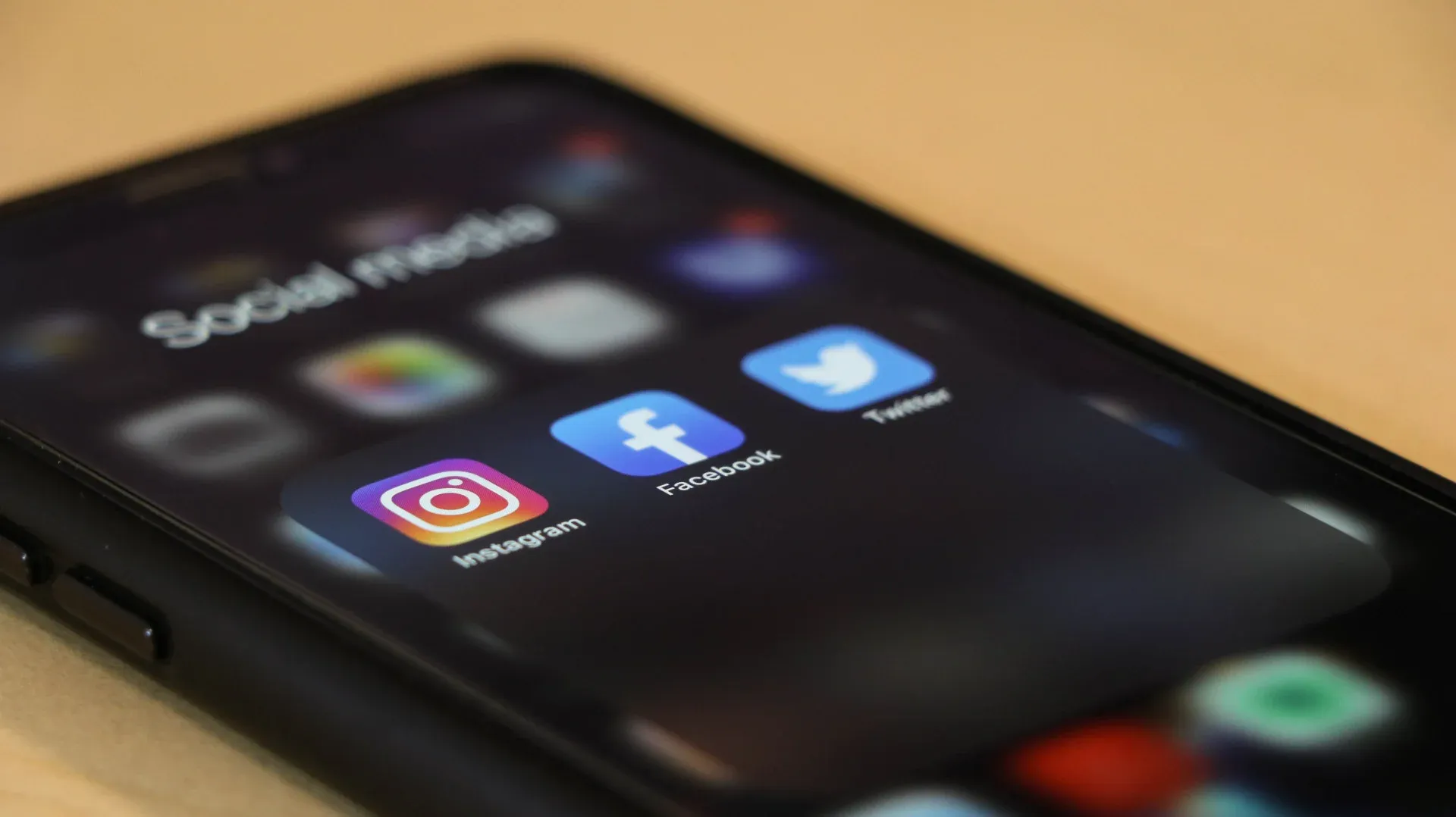 restaurant-marketing-social-media-phone