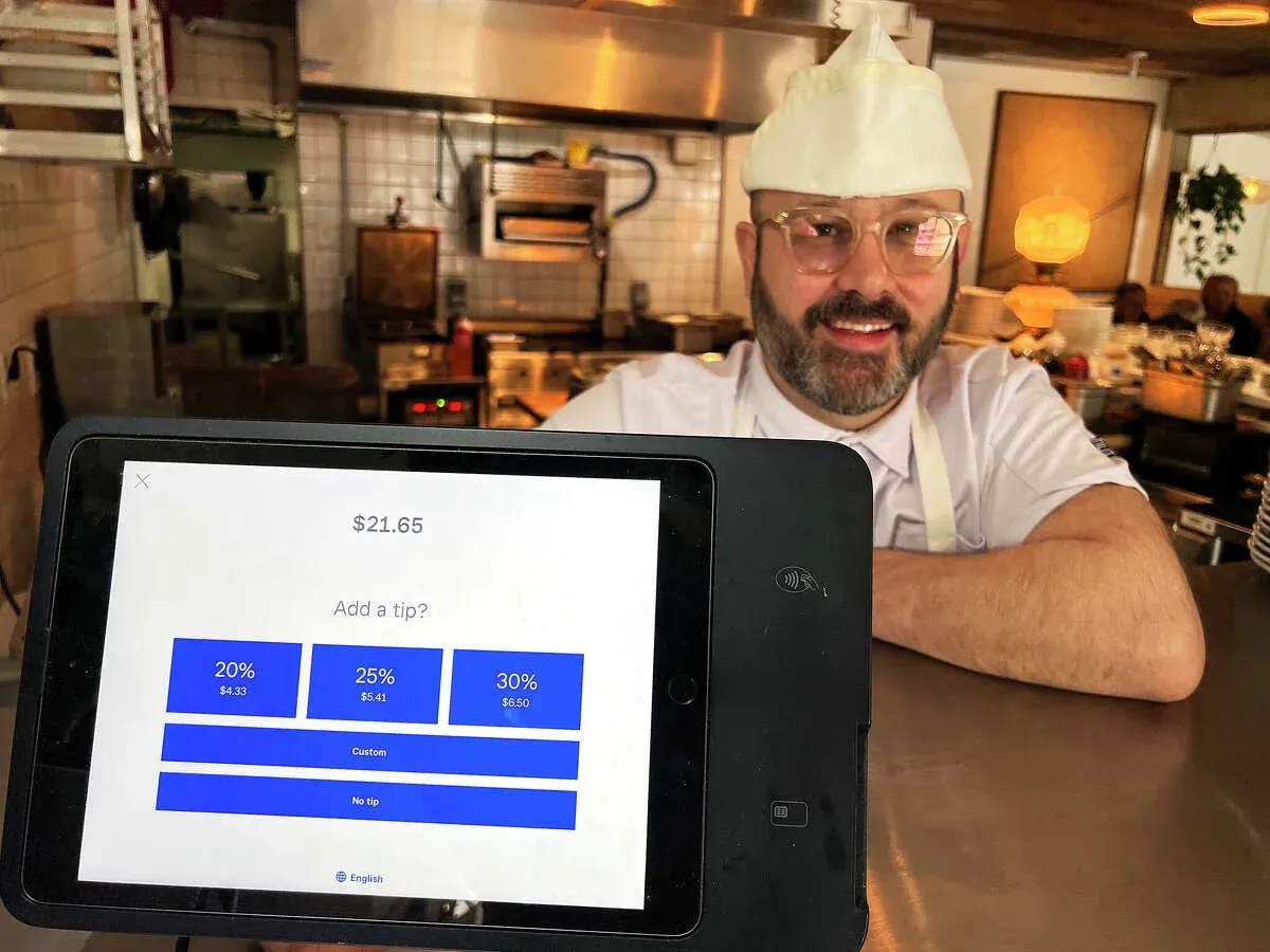 restaurants adding gratuity to your bill4