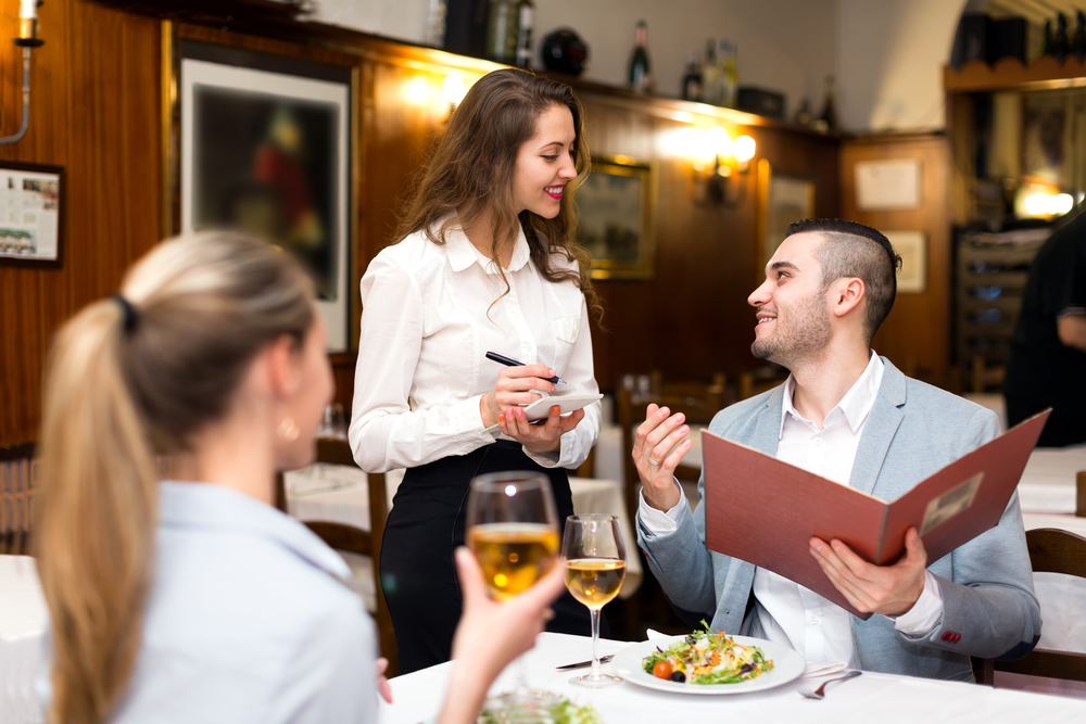  koncesja na alkohol - kelner przyjmujacy zamowienie