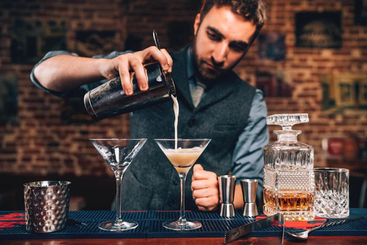 koncesja na alkohol - barman przygotowujacy drinki 