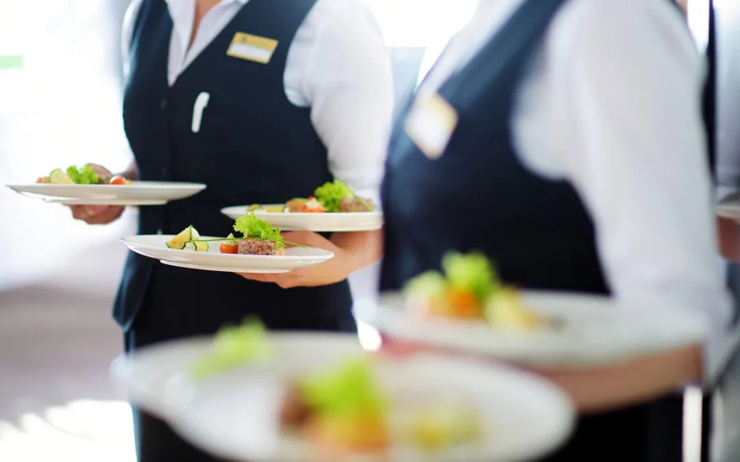 how to reduce labor costs in a restaurant - waiters