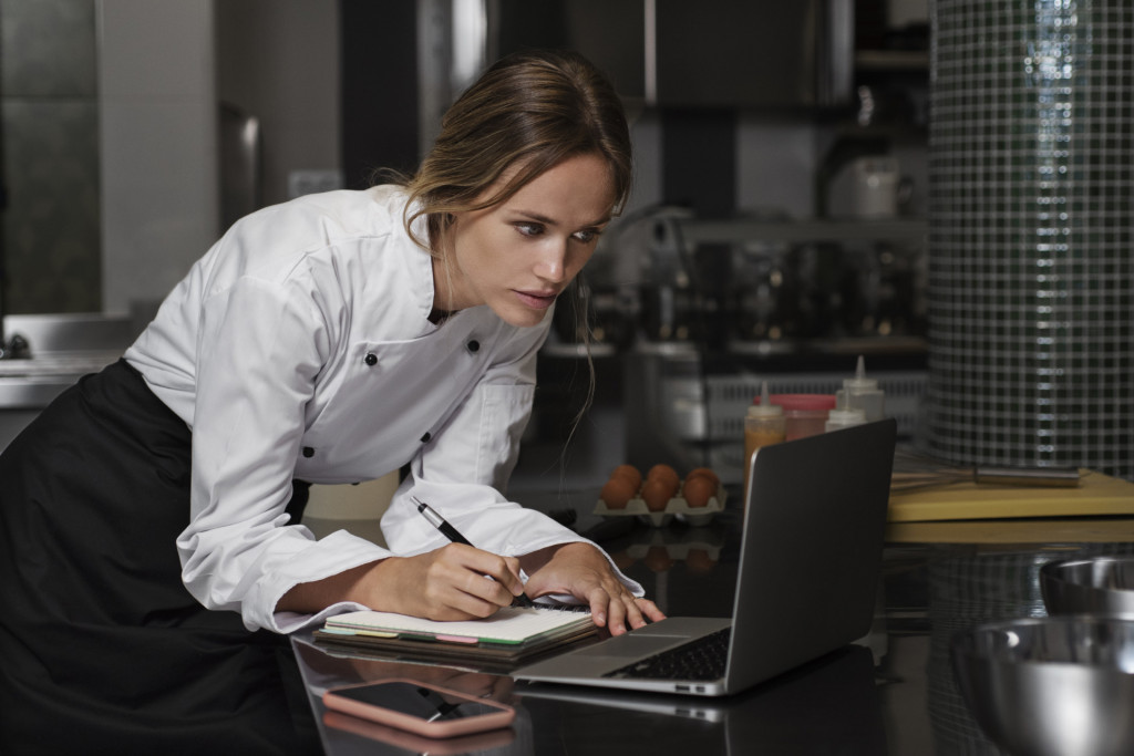 restaurant goals - restaurant manager working on the laptop