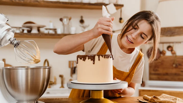 how to price baked goods - decorating a cake