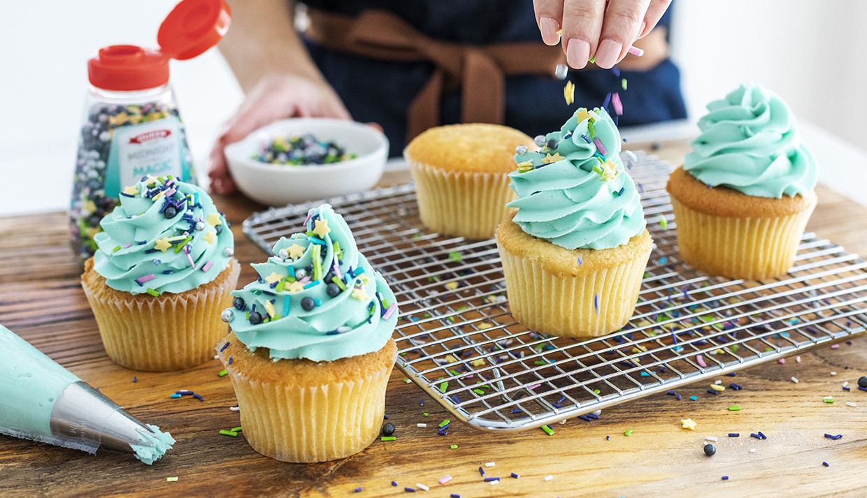 how to price baked goods - decorating cupcakes