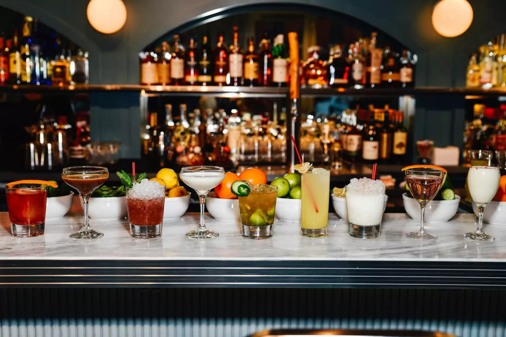 how to run a bar - signature drinks