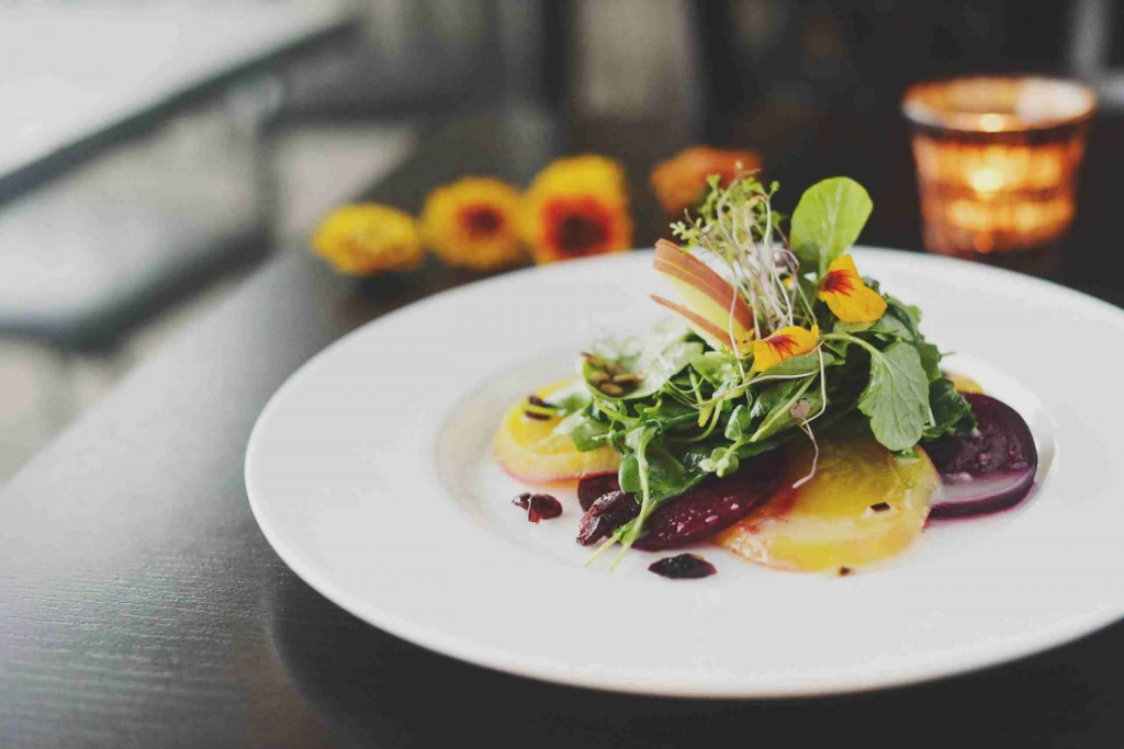 ALT: food presentation matching plating style to restaurant concept 